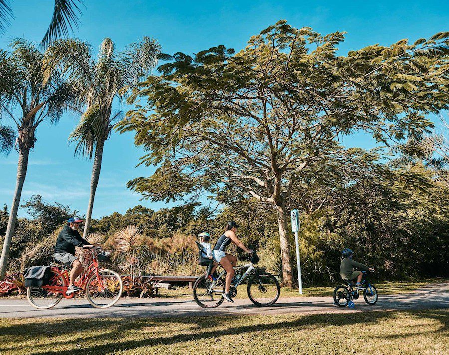 Florianopolis, bairro jurere internacional - imagem de parque com pessoas andando de bike